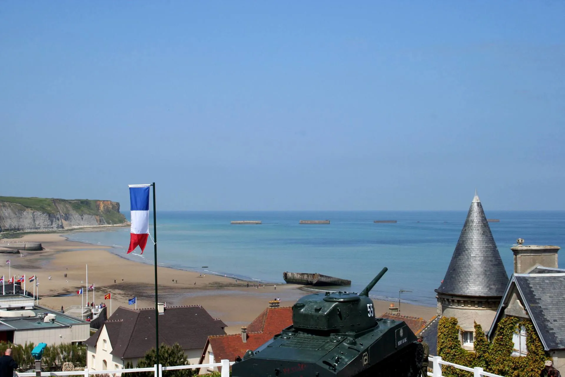 A tank pointing towards the ocean at the Arromanches Invasion Museum.