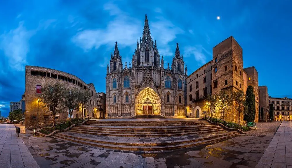 The Barcelona Cathedral lit up at night.